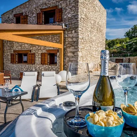 Villa Stone Walls With Jacuzzi