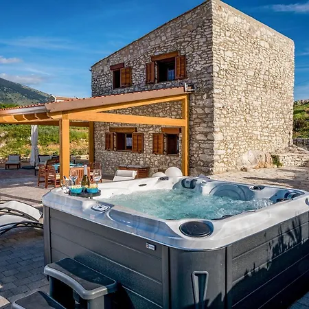 Stone Walls With Jacuzzi *
