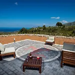 Willa Stone Walls With Jacuzzi