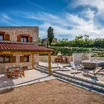 Willa Stone Walls With Jacuzzi
