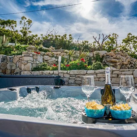 Stone Walls With Jacuzzi *