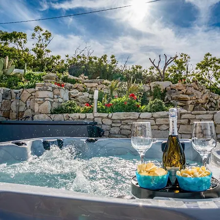 Stone Walls With Jacuzzi Βίλα Castellammare del Golfo